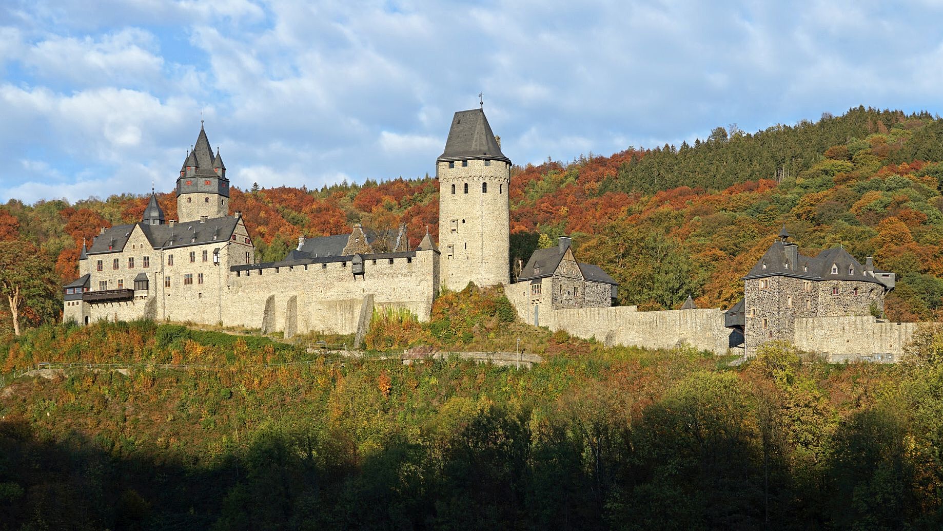 Panorama der Burg Altena im Herbst                               