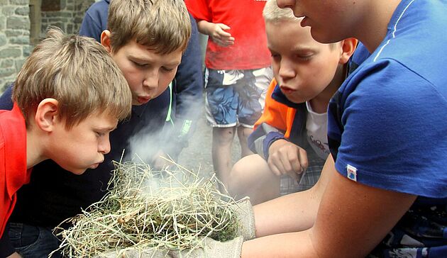 Feuer Workshop für Kinder in der Burg Altena im Märkischen Kreis