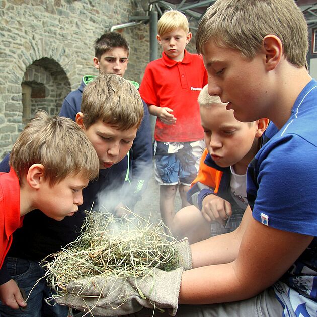 Feuer Workshop für Kinder in der Burg Altena im Märkischen Kreis