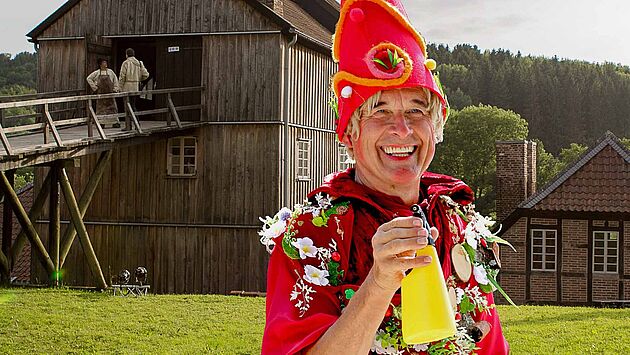 Luise heizt ein in der Luisenhütte Balve